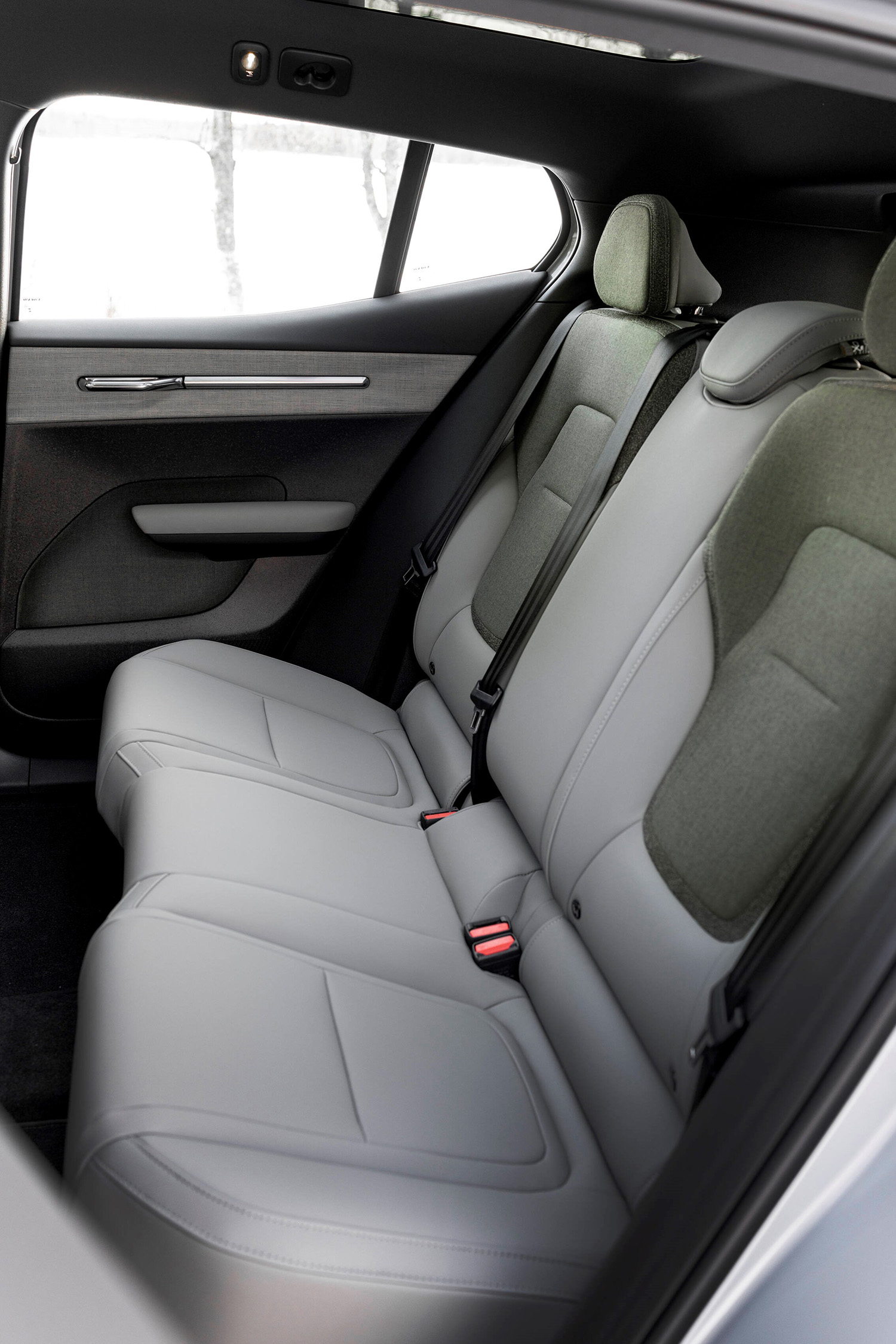 【428㎰のハイスペックSUV】ボルボ新型「EX30クロスカントリー」登場。最低地上高195mmの専用ボディ…価格は649