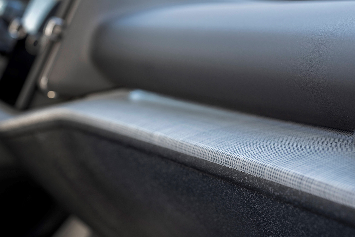 【428㎰のハイスペックSUV】ボルボ新型「EX30クロスカントリー」登場。最低地上高195mmの専用ボディ…価格は649