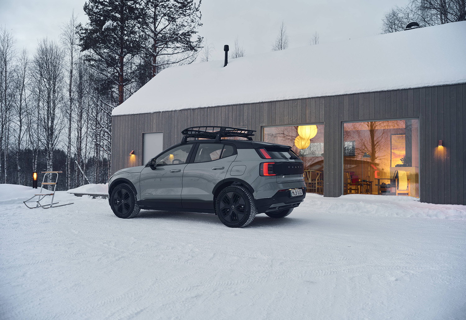 【428㎰のハイスペックSUV】ボルボ新型「EX30クロスカントリー」登場。最低地上高195mmの専用ボディ…価格は649