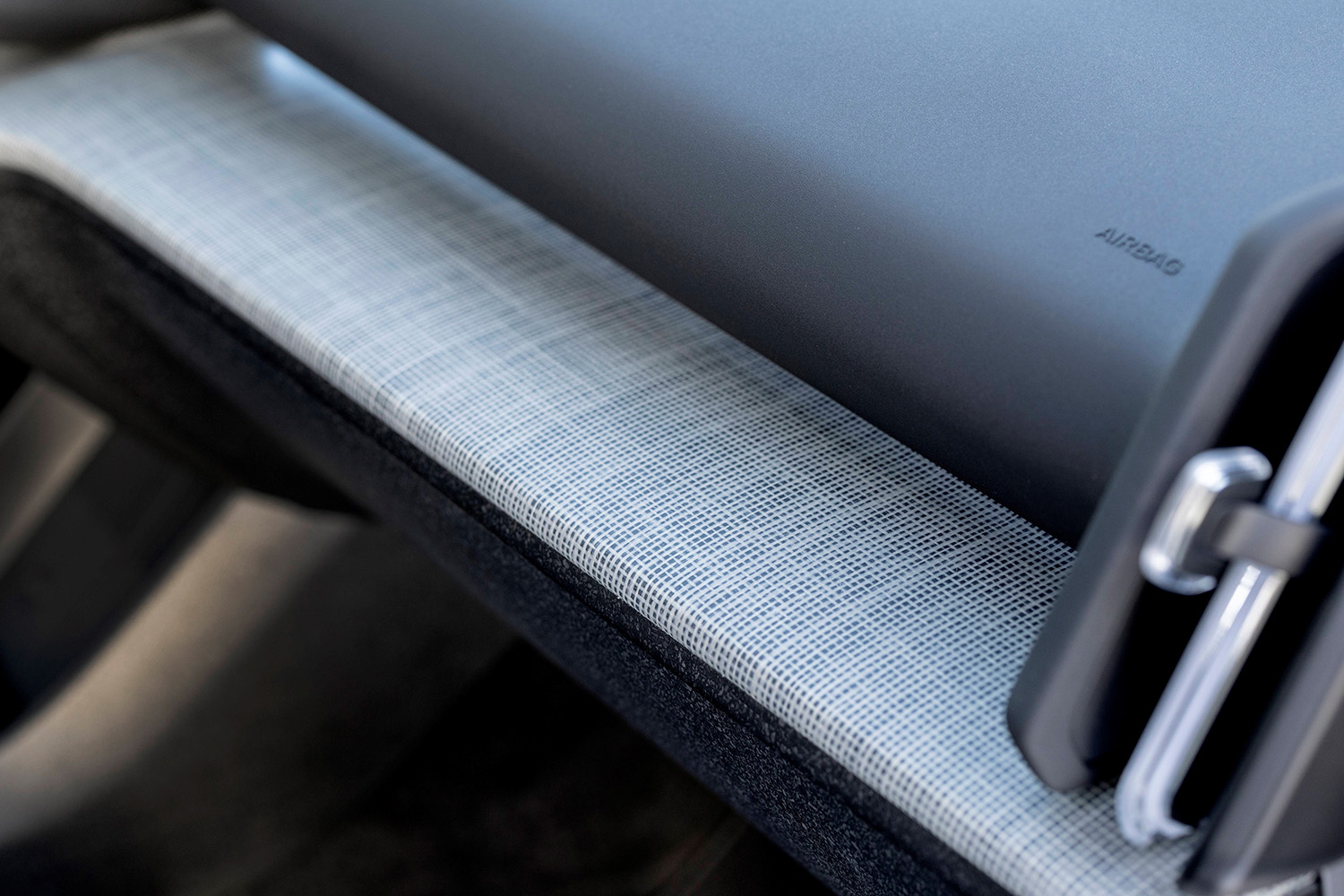 【428㎰のハイスペックSUV】ボルボ新型「EX30クロスカントリー」登場。最低地上高195mmの専用ボディ…価格は649