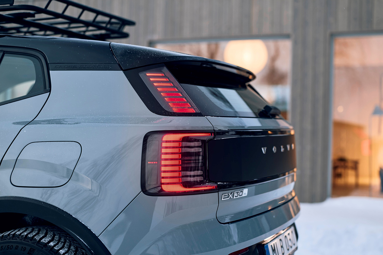 【428㎰のハイスペックSUV】ボルボ新型「EX30クロスカントリー」登場。最低地上高195mmの専用ボディ…価格は649