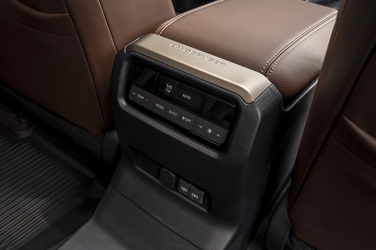 【近日受注再開の噂も】「ランドクルーザー70」の中古車相場が急落！ その二大要因と今後予想される展開とは