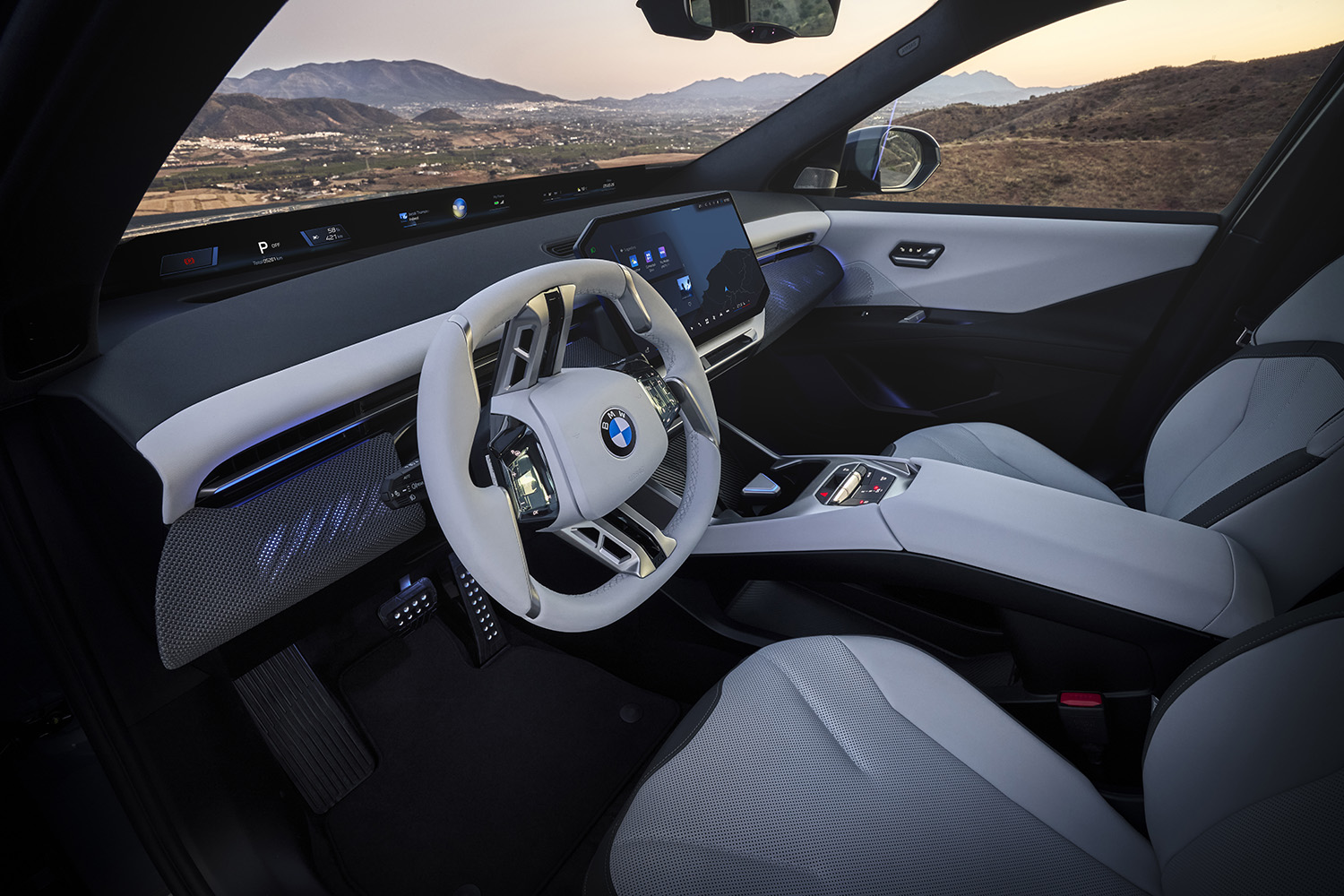 新型BMW「iX3」発表。航続800km、470ps＆645Nmの「ノイエ・クラッセ」第一弾は2025年後半から量産開始か