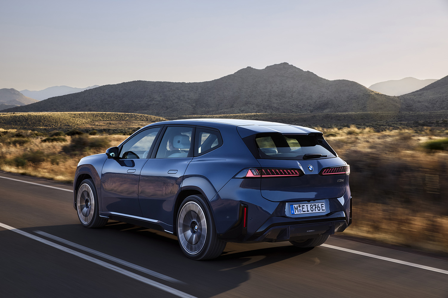 新型BMW「iX3」発表。航続800km、470ps＆645Nmの「ノイエ・クラッセ」第一弾は2025年後半から量産開始か