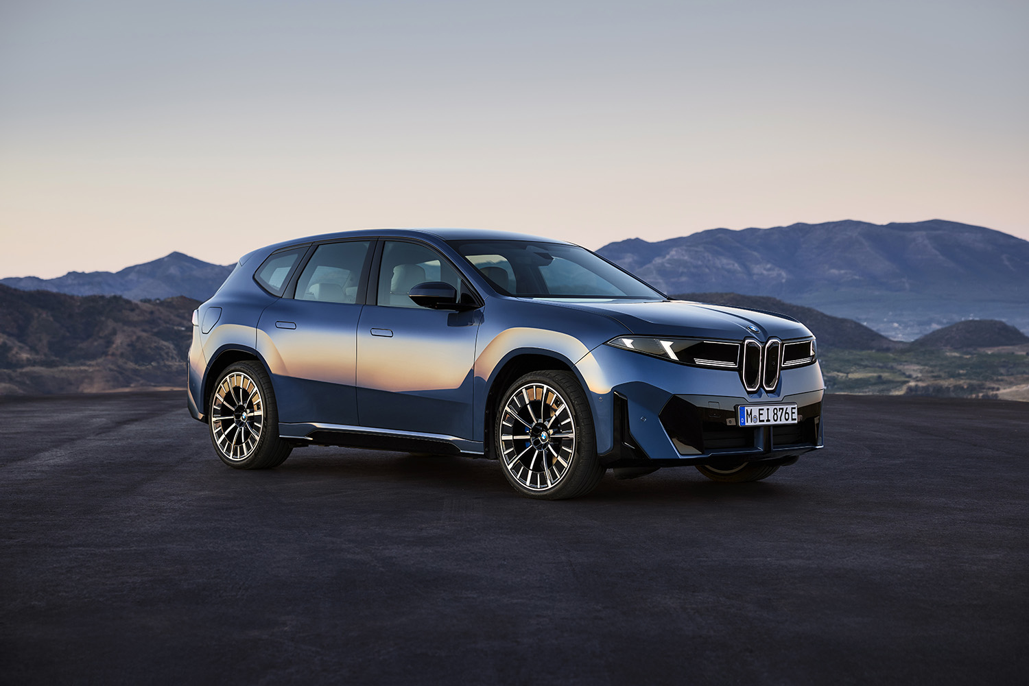 新型BMW「iX3」発表。航続800km、470ps＆645Nmの「ノイエ・クラッセ」第一弾は2025年後半から量産開始か