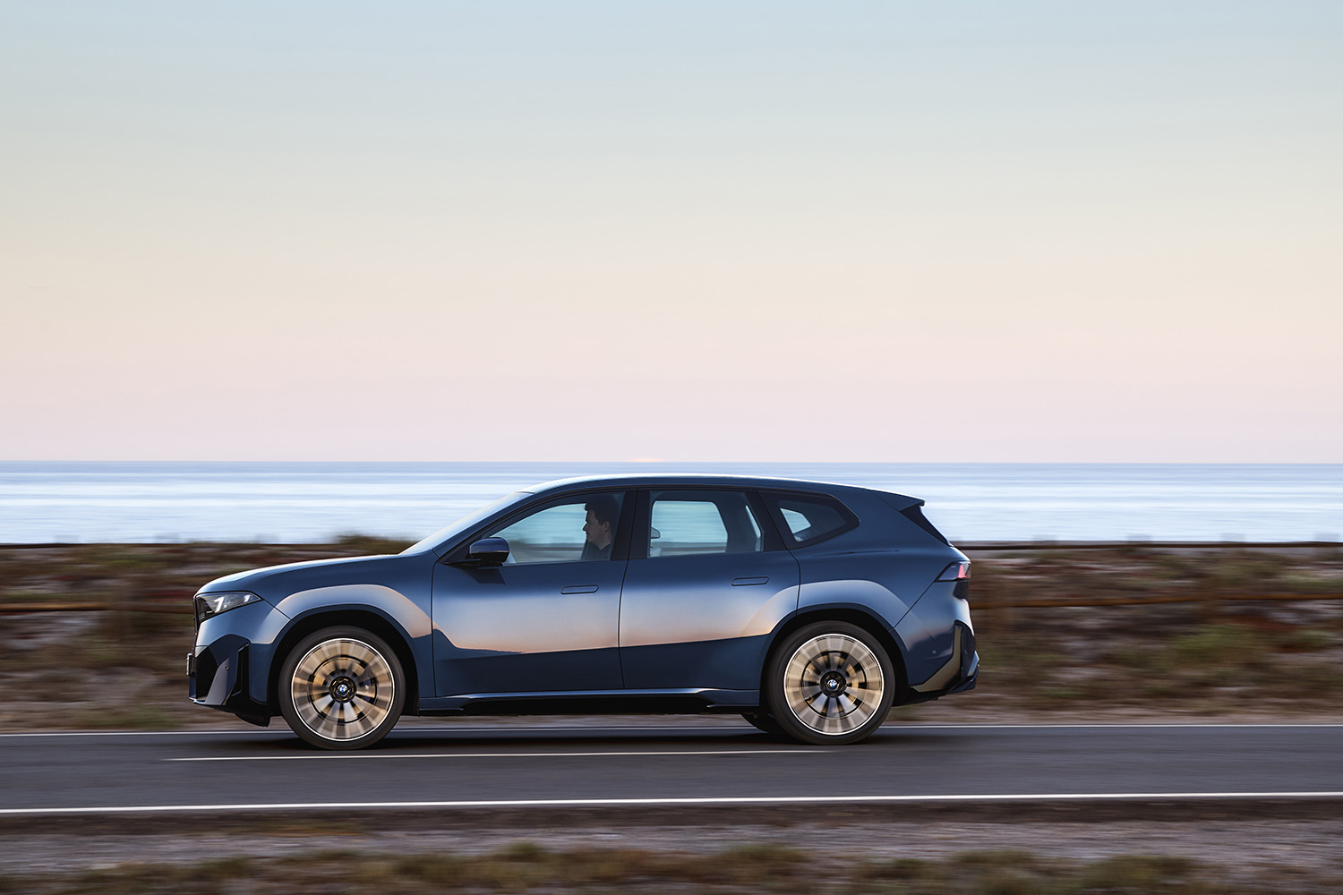 新型BMW「iX3」発表。航続800km、470ps＆645Nmの「ノイエ・クラッセ」第一弾は2025年後半から量産開始か
