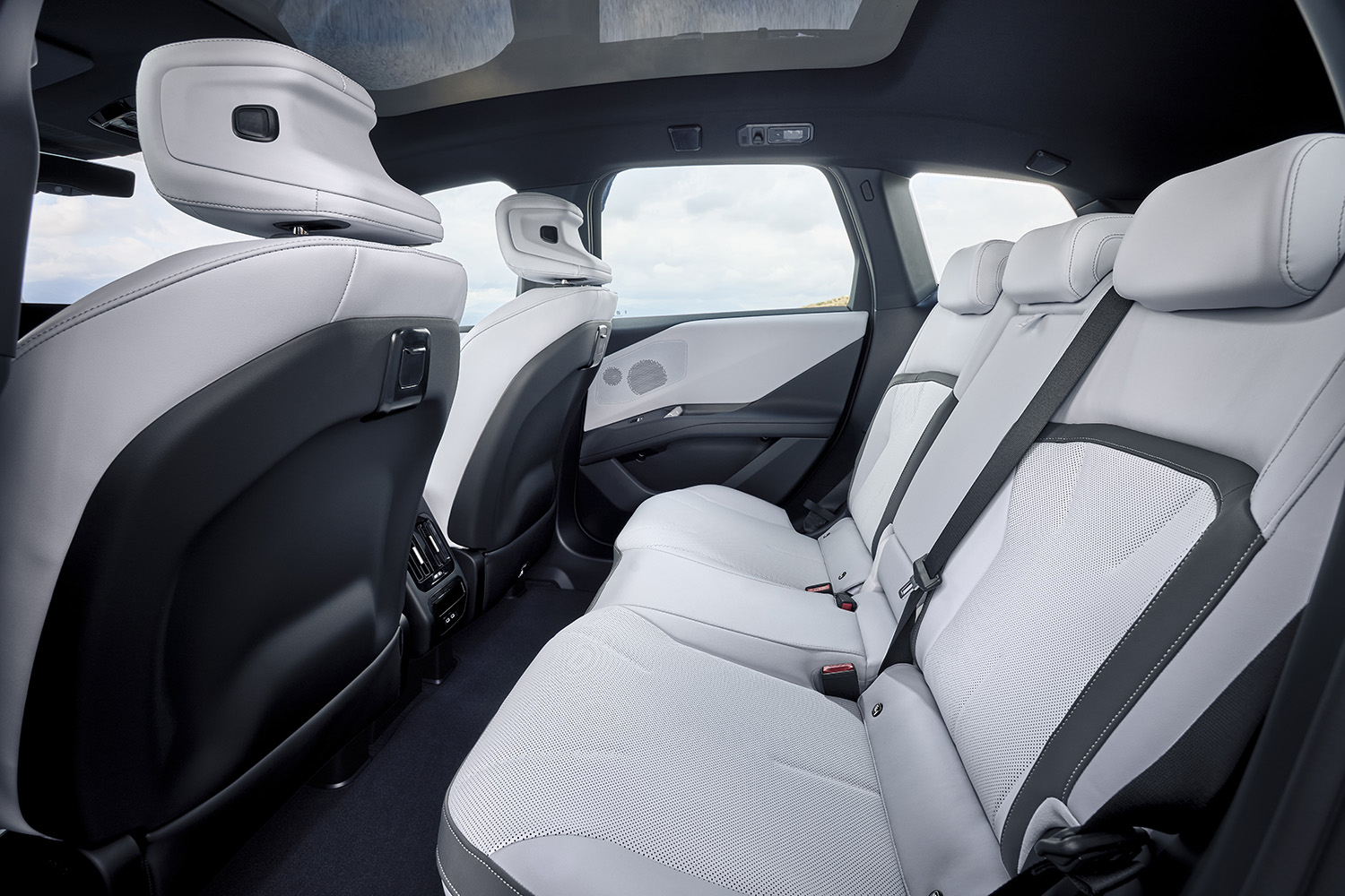 新型BMW「iX3」発表。航続800km、470ps＆645Nmの「ノイエ・クラッセ」第一弾は2025年後半から量産開始か