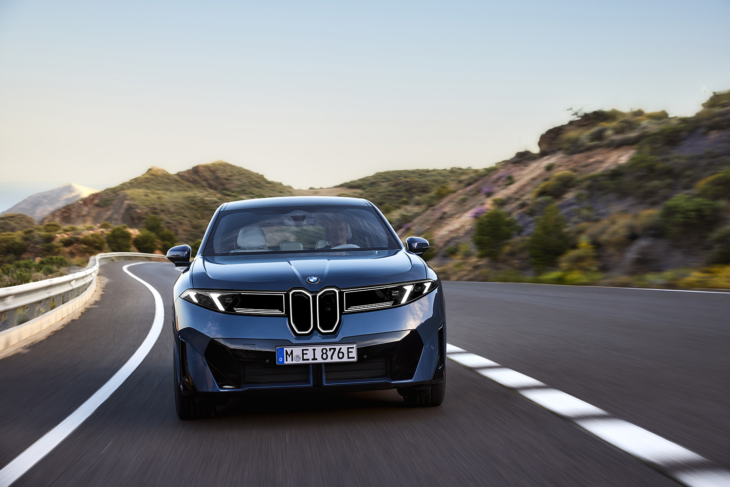 新型BMW「iX3」発表。航続800km、470ps＆645Nmの「ノイエ・クラッセ」第一弾は2025年後半から量産開始か