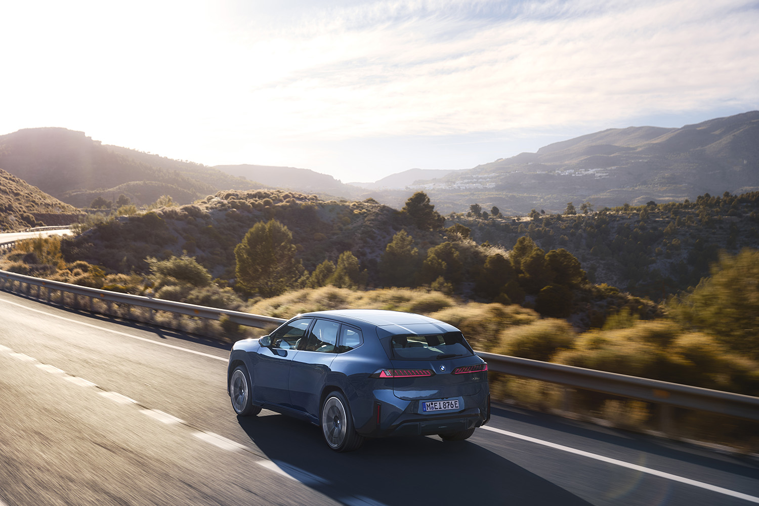 新型BMW「iX3」発表。航続800km、470ps＆645Nmの「ノイエ・クラッセ」第一弾は2025年後半から量産開始か