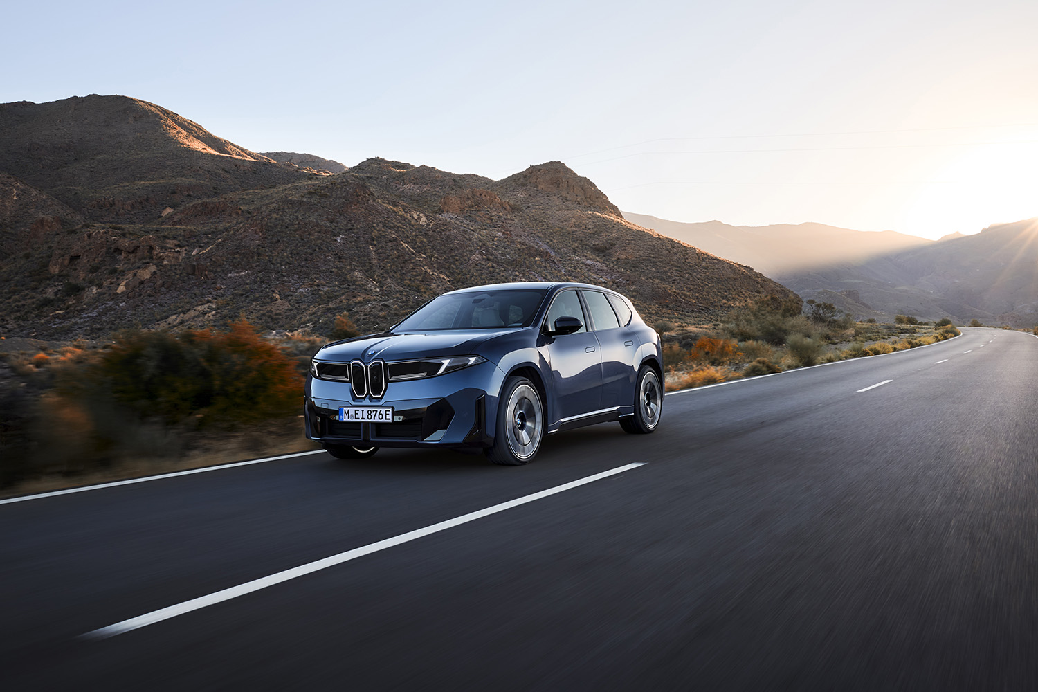 新型BMW「iX3」発表。航続800km、470ps＆645Nmの「ノイエ・クラッセ」第一弾は2025年後半から量産開始か
