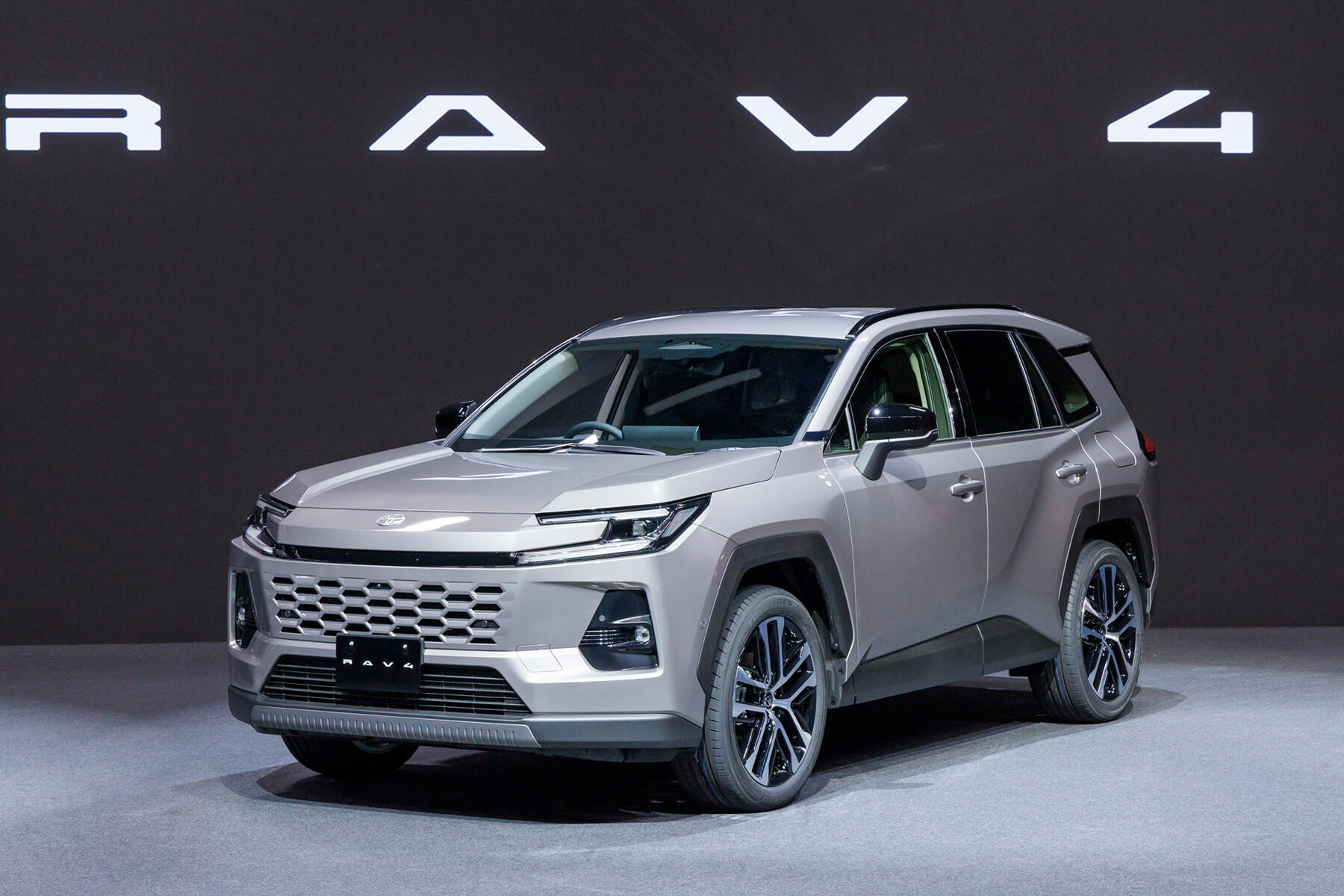 【12月17日受注開始へ】新型「RAV4」は“日本向け3％”の超争奪戦か。先代人気を踏まえると転売ヤー参戦で“即完売”も避けられない？