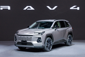 【12月17日受注開始へ】新型「RAV4」は“日本向け3％”の超争奪戦か。先代人気を踏まえると転売ヤー参戦で“即完売”も避けられない？