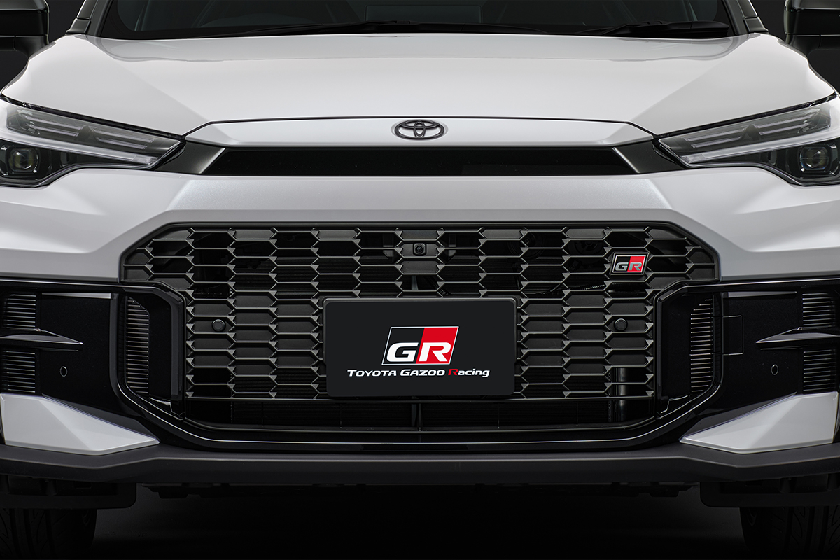 これで400以下なら安い？ “納車待ち確実”とうわさの新「カローラクロス GRスポーツ」は本当に“買い”なのか