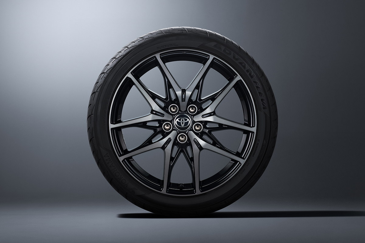 これで400以下なら安い？ “納車待ち確実”とうわさの新「カローラクロス GRスポーツ」は本当に“買い”なのか