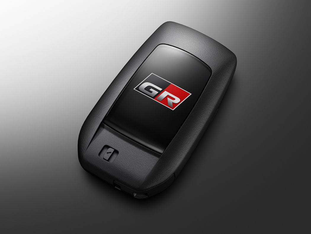 これで400以下なら安い？ “納車待ち確実”とうわさの新「カローラクロス GRスポーツ」は本当に“買い”なのか
