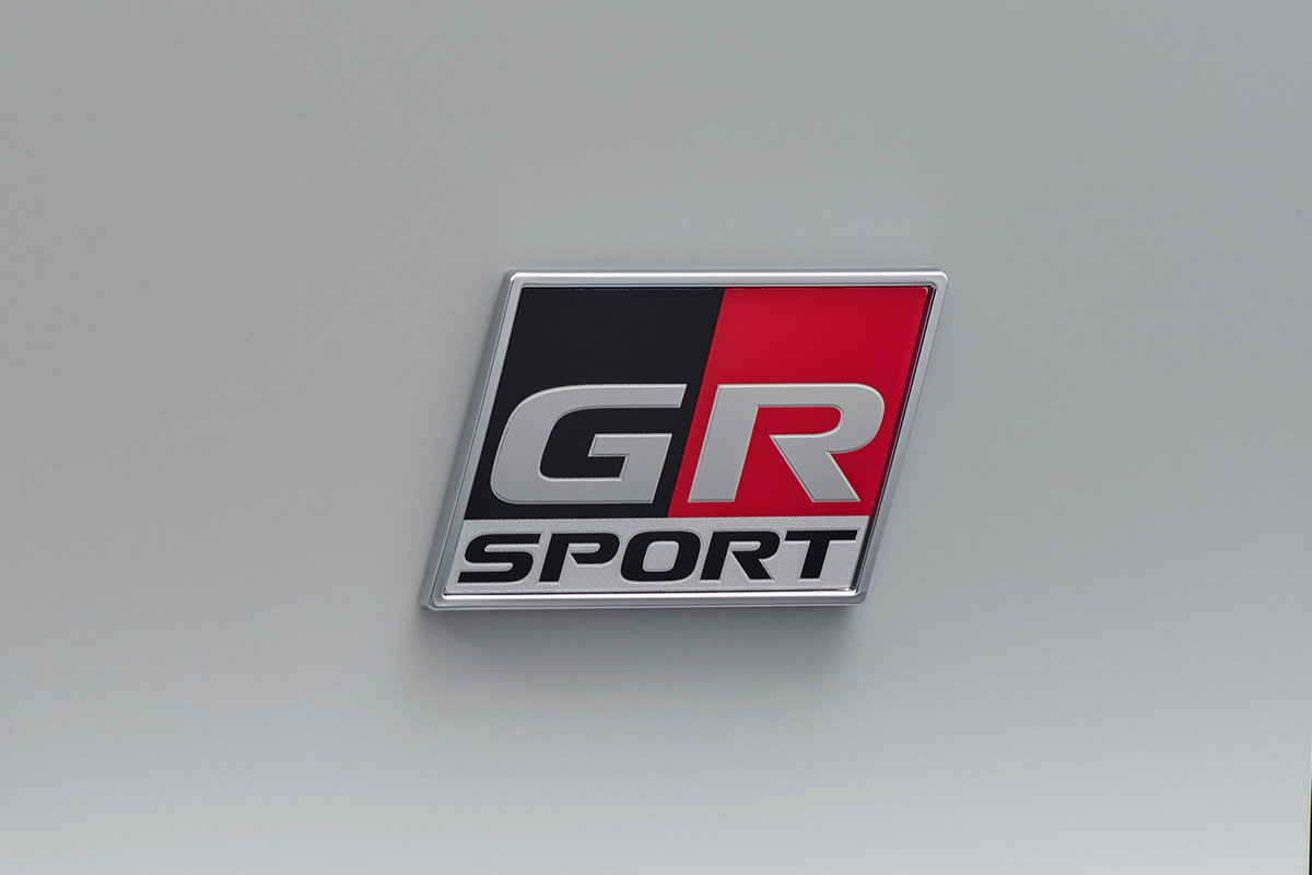 これで400以下なら安い？ “納車待ち確実”とうわさの新「カローラクロス GRスポーツ」は本当に“買い”なのか