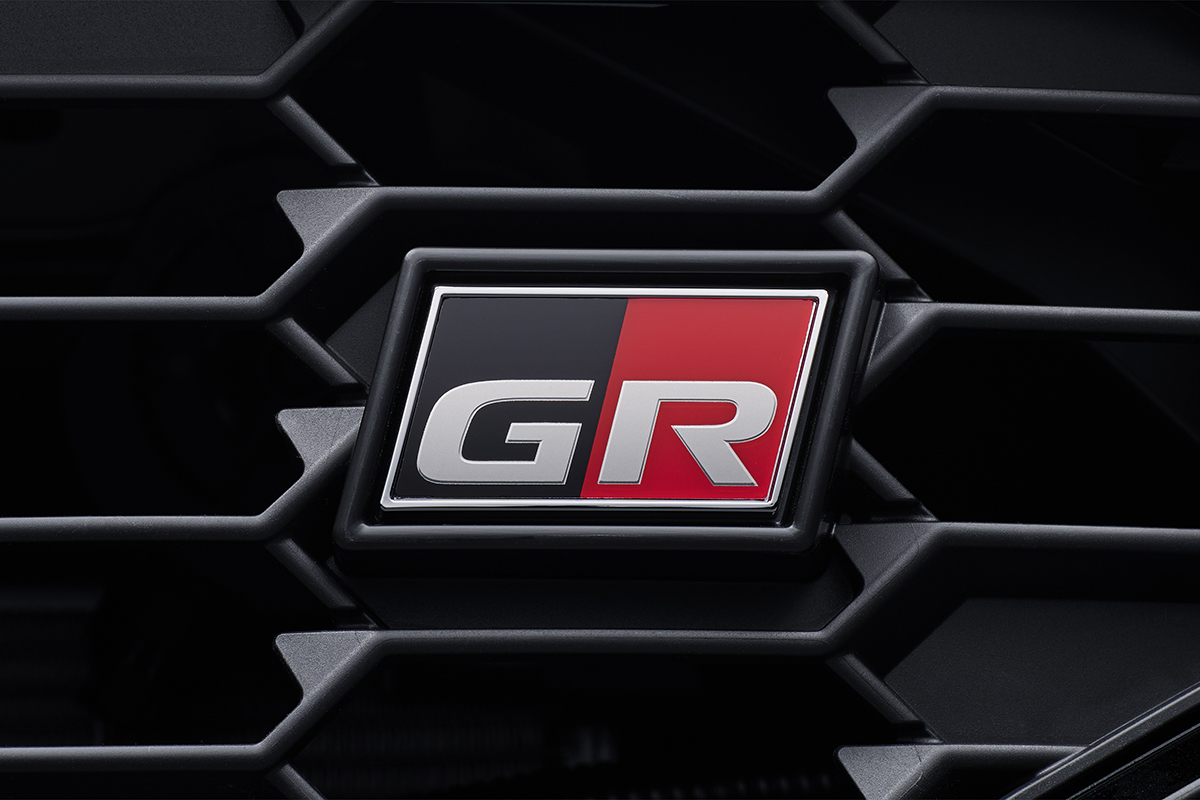これで400以下なら安い？ “納車待ち確実”とうわさの新「カローラクロス GRスポーツ」は本当に“買い”なのか