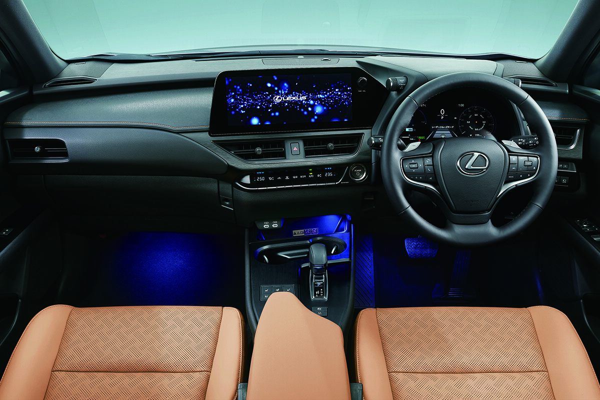 【これは実質値上げ？】レクサス「UX300h」一部改良でエントリーモデル廃止。新色＆64色イルミ搭載の裏で“選べるグレード激減”の事態に