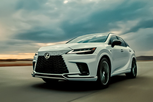 【コメント欄で激論】「燃費を気にしてるひとは買わない方がいい」「日本の道路は『NX』で十分」…「RX」オーナーレビュー記事が話題に