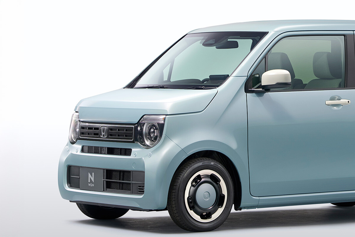 【隠れた実力派の進化】ホンダ「N-WGN」が一部改良で新グレード追加や液晶メーター採用。一方、グレード再編により価格は上昇…157万6300円から