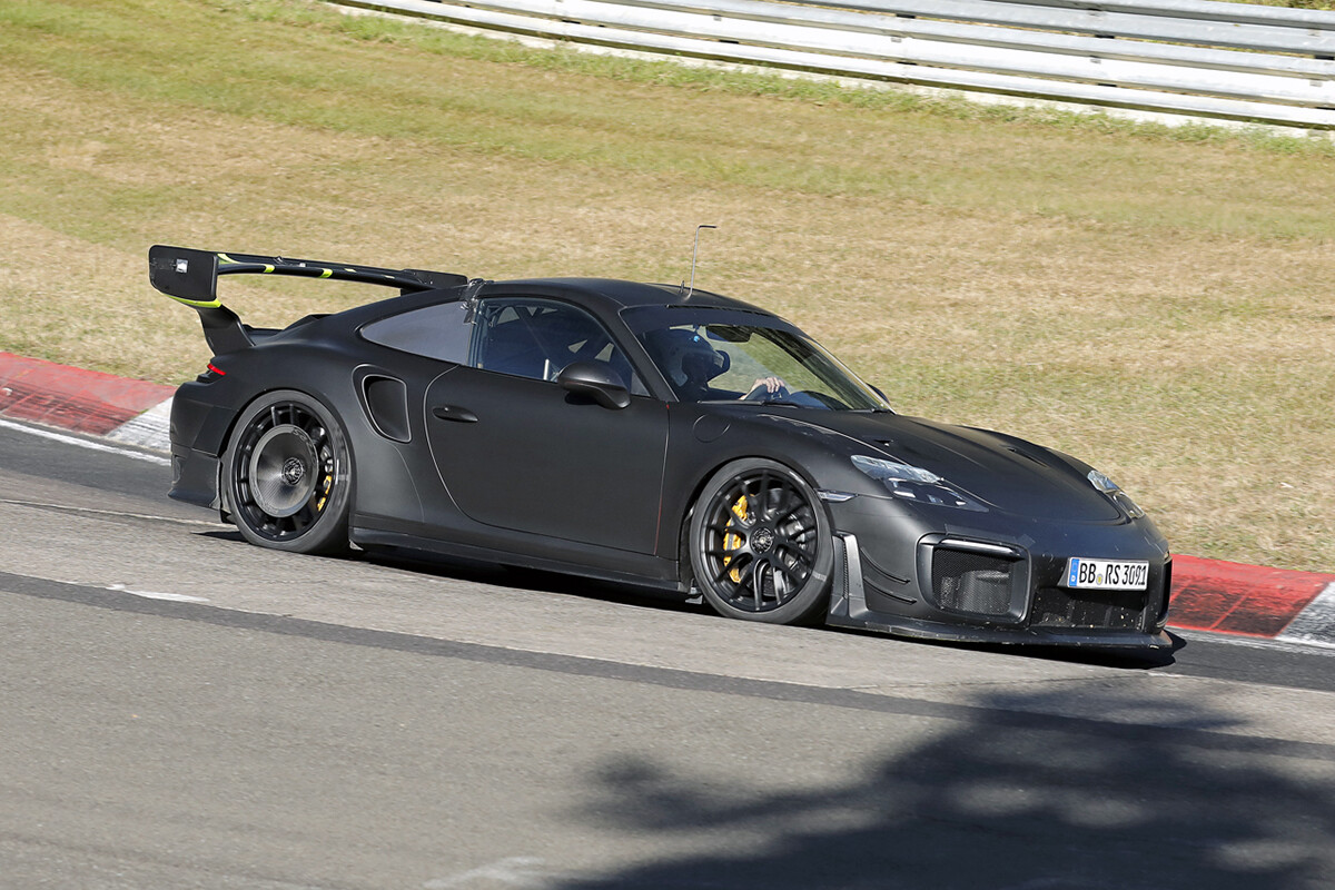 【フラットノーズ復活！】ファンも驚く“カエル顔”じゃない「911」をポルシェが開発中。ニュルで目撃された新型の正体とは