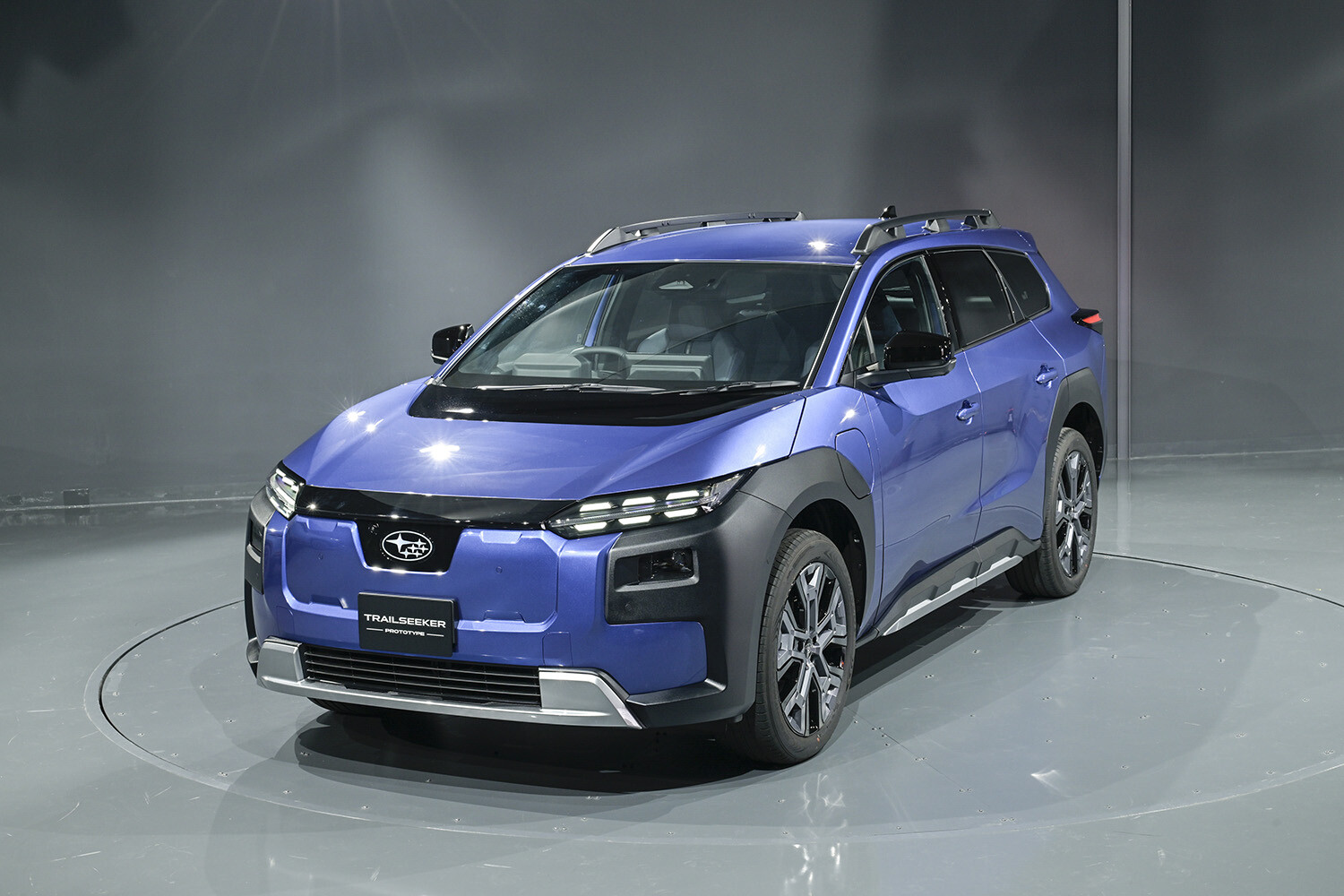 スバル新型「トレイルシーカー」を日本初公開。アウトドアとEV性能を両立した新世代BEVクロスオーバー