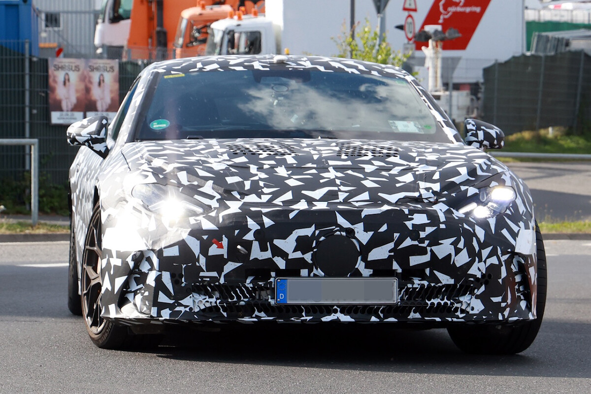 AMG「GT 4ドア」後継EV試作車に異変？ ボンネットの無数の穴は一体なにを冷却するのか