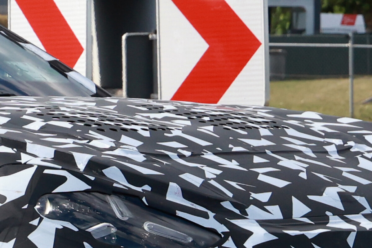 AMG「GT 4ドア」後継EV試作車に異変？ ボンネットの無数の穴は一体なにを冷却するのか