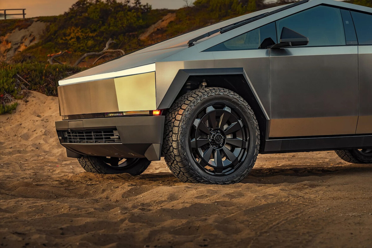 テスラ「サイバートラック」専用24インチホイール登場！「超新星爆発」がモチーフで約106万円