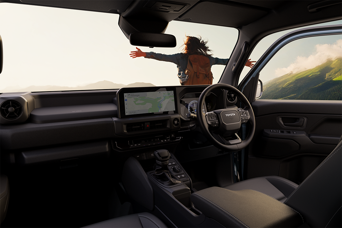 【大人気】「ランドクルーザー“FJ”」実車へのリアルな反応。賞賛多数もガソリン車一択に不満…「すぐに受注停止」の意見も