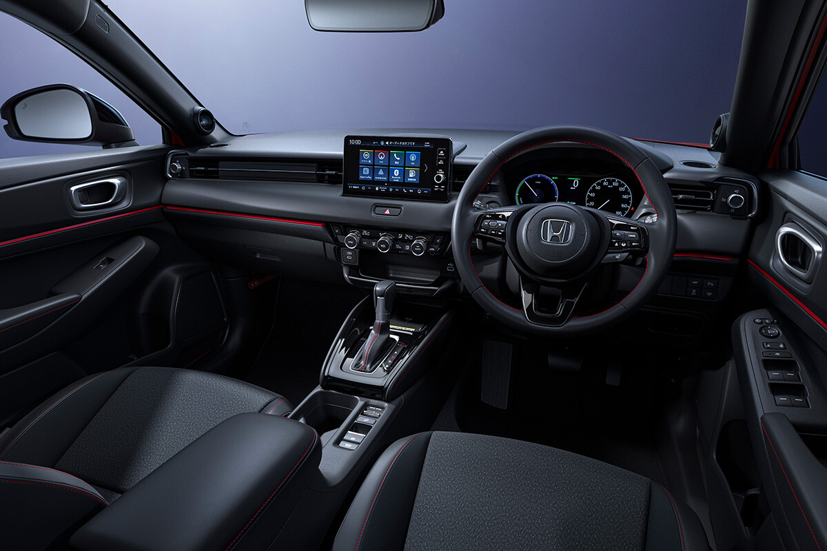 【待望の立駐対応も実現】ホンダ新型「ヴェゼル e:HEV RS」10月発売。ローダウン×専用EPSチューニングで走りが進化…4WDも初設定