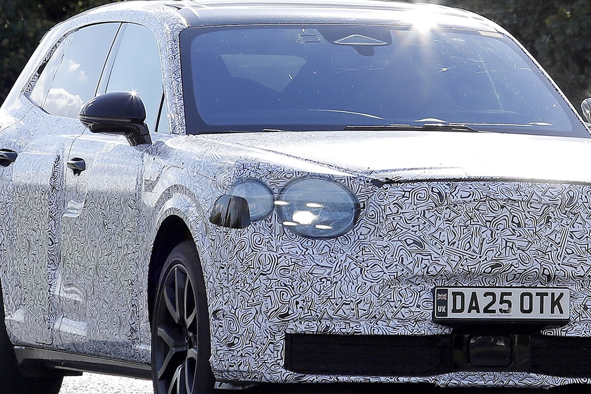 スクープ！ ベントレー初の電動SUVを激写。5m切りのボディで性能は「マカンターボ」超え、2026年登場へ