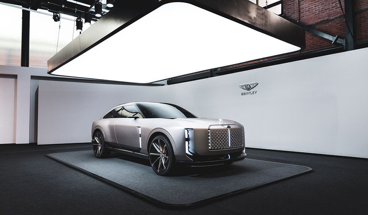 スクープ！ ベントレー初の電動SUVを激写。5m切りのボディで性能は「マカンターボ」超え、2026年登場へ