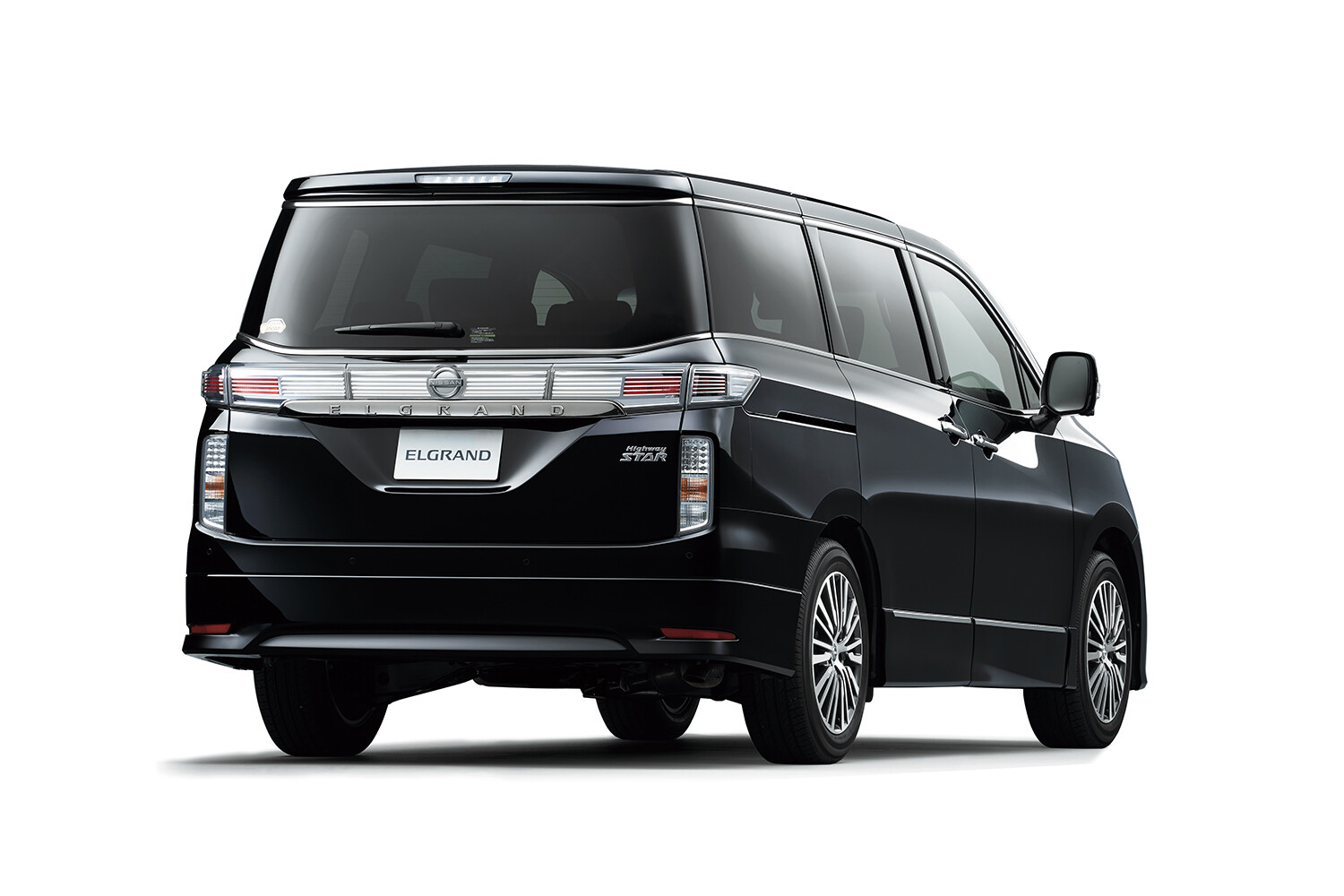 新型「エルグランド」は“電動化”で値上がり確実。いま“400万円前半の現行”をお得に狙うべきこれだけの理由