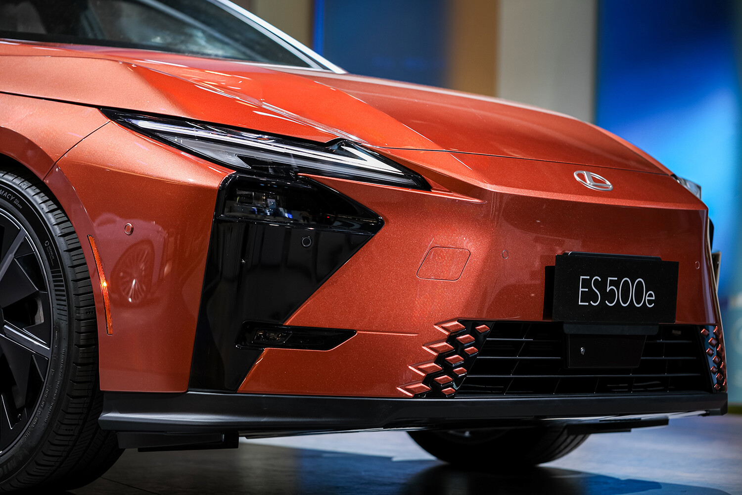 新型「ES」受注開始は年明け以降か。販売店に問い合わせ増も、ネットでは巨大サイズに厳しい声…成功の可否は「LS」の動向次第？