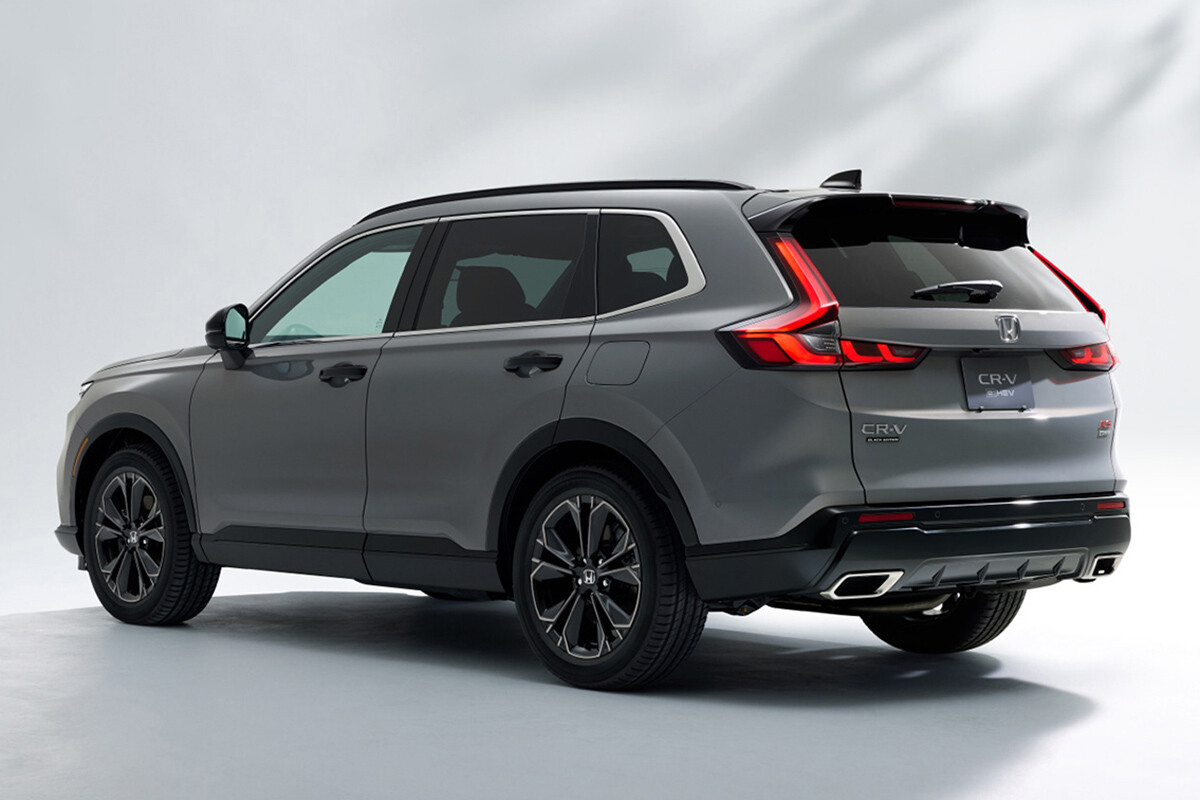 まもなく登場の新型「CR-V」。ディーラーに問い合わせ多数も情報解禁は12月以降…ライバルからの乗り換えも多い様子