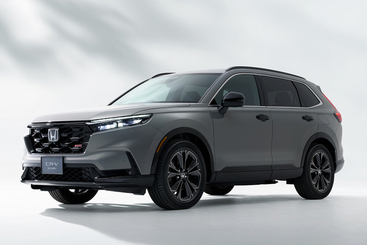 まもなく登場の新型「CR-V」。ディーラーに問い合わせ多数も情報解禁は12月以降…ライバルからの乗り換えも多い様子