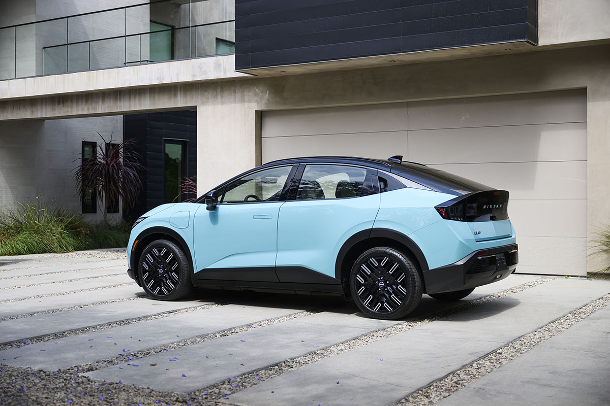 新型日産「リーフ」が生産削減で波乱の船出？ バッテリー供給遅延が影を落とす