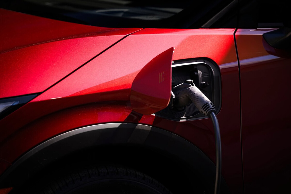 新型日産「リーフ」が生産削減で波乱の船出？ バッテリー供給遅延が影を落とす