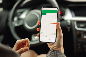 【時代遅れ確定？】車載カーナビのオワコン化が止まらない…スマホアプリで十分な時代に、まだ買う意味は本当にあるのか