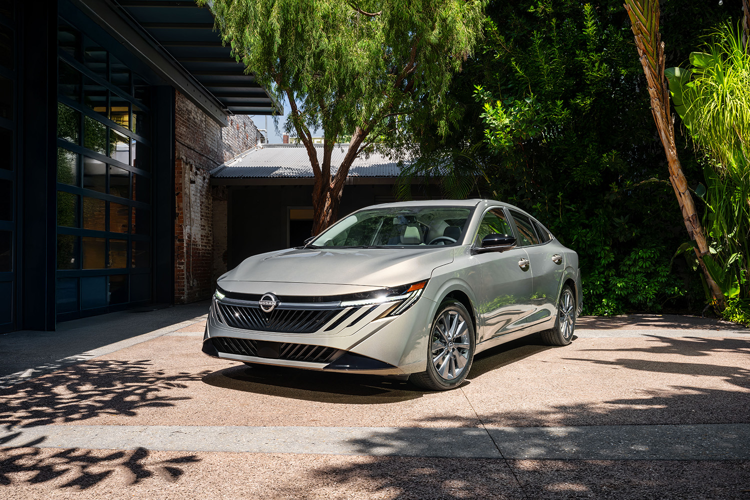 【“ブルーバード”の血を引く1台】日産「セントラ」新型が北米で発表。大型ディスプレイを採用したモダンな内装に…セダン縮小の今、日本導入はあるか？
