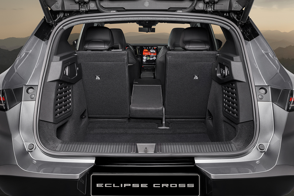 【日本仕様はどうなる？】三菱が新型「エクリプス クロス」初公開。「アリア／リーフ」と同じプラットフォーム採用するルノー製BEVはデザインもスペックも完成度高そう