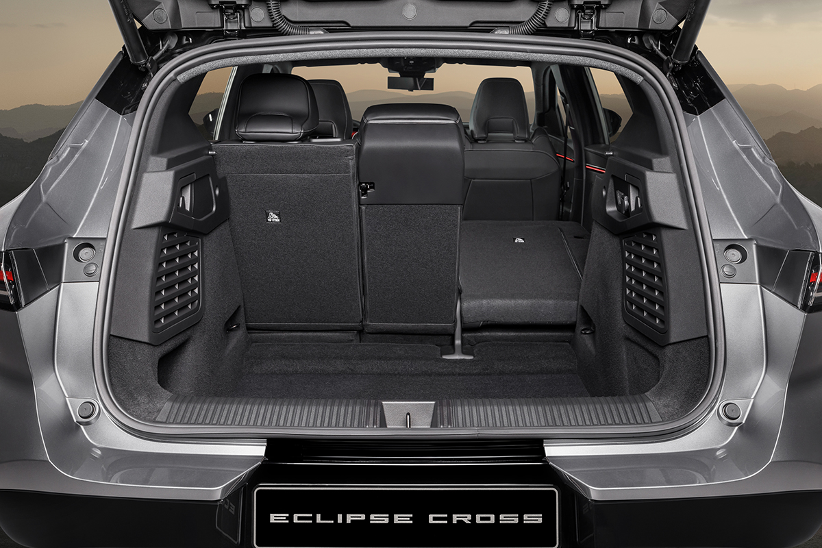 【日本仕様はどうなる？】三菱が新型「エクリプス クロス」初公開。「アリア／リーフ」と同じプラットフォーム採用するルノー製BEVはデザインもスペックも完成度高そう