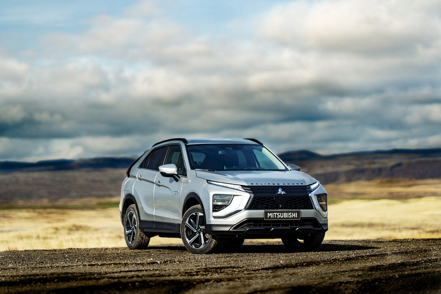 【日本仕様はどうなる？】三菱が新型「エクリプス クロス」初公開。「アリア／リーフ」と同じプラットフォーム採用するルノー製BEVはデザインもスペックも完成度高そう
