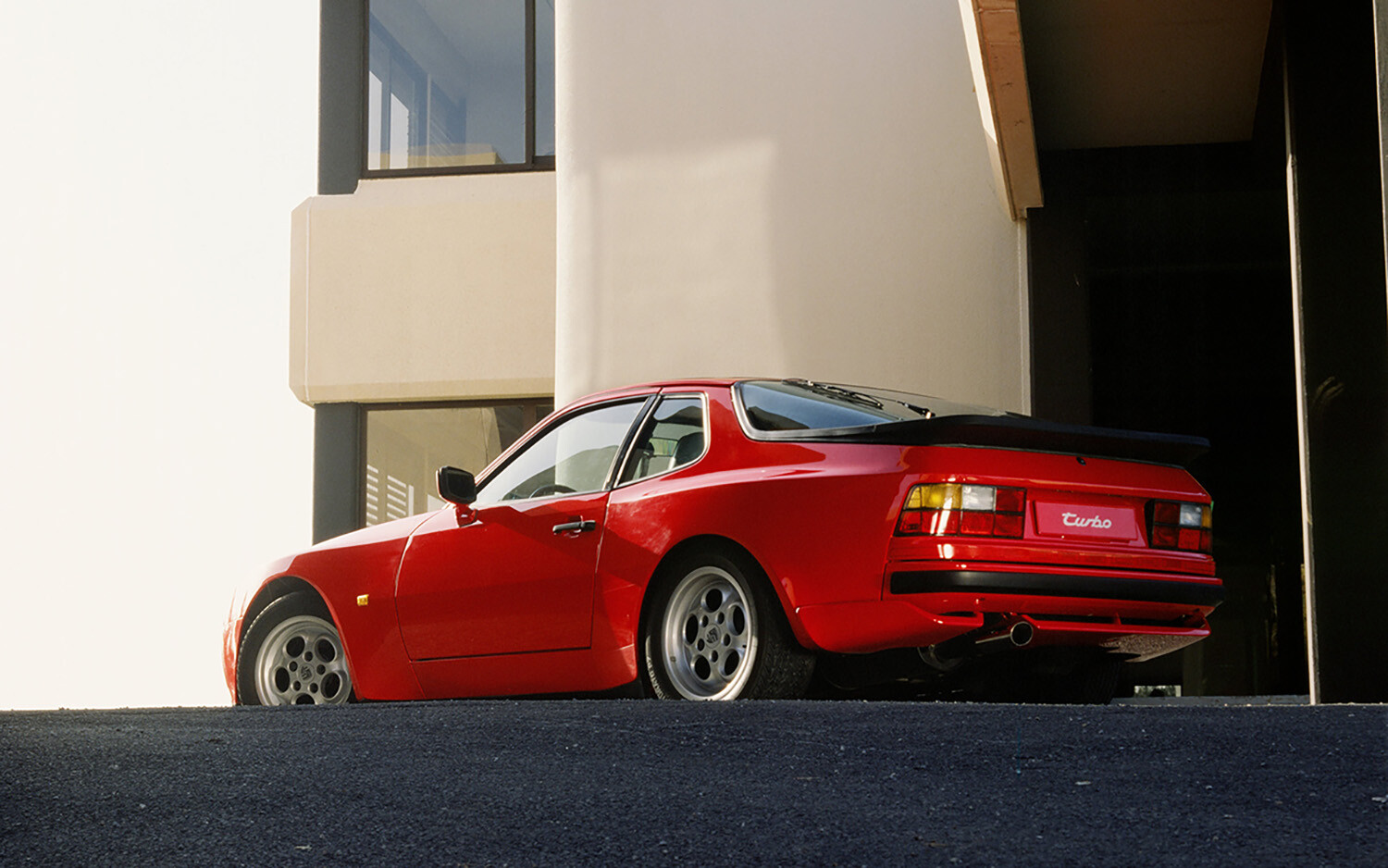 ポルシェ「ケイマン」のルーツはココにあり！「911」の陰に埋もれた“FRポルシェの完成形” 「944ターボ」を振り返る