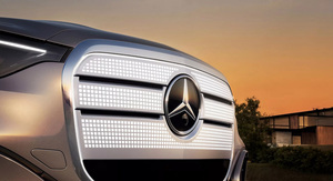 【そうきたか】“LEDで光るグリル”採用！ 新型「GLC EV」のティザー公開。1200万円スタート予想で日本導入も視野に