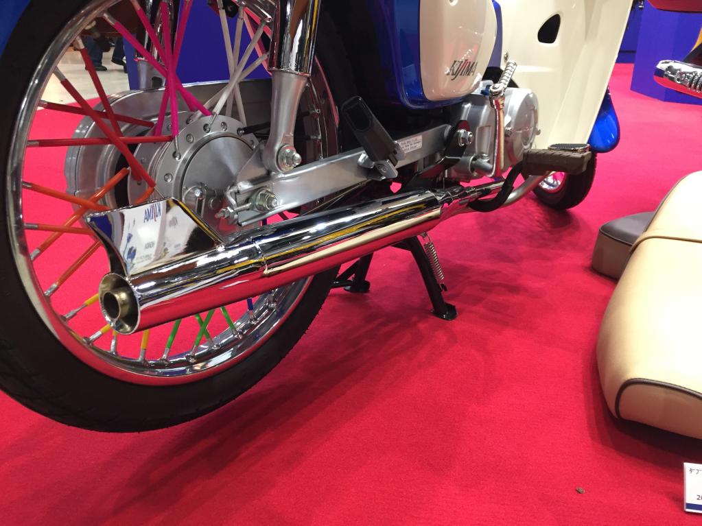 スーパーカブにブーム到来 Goshiとキジマが展示した2台のカスタム車