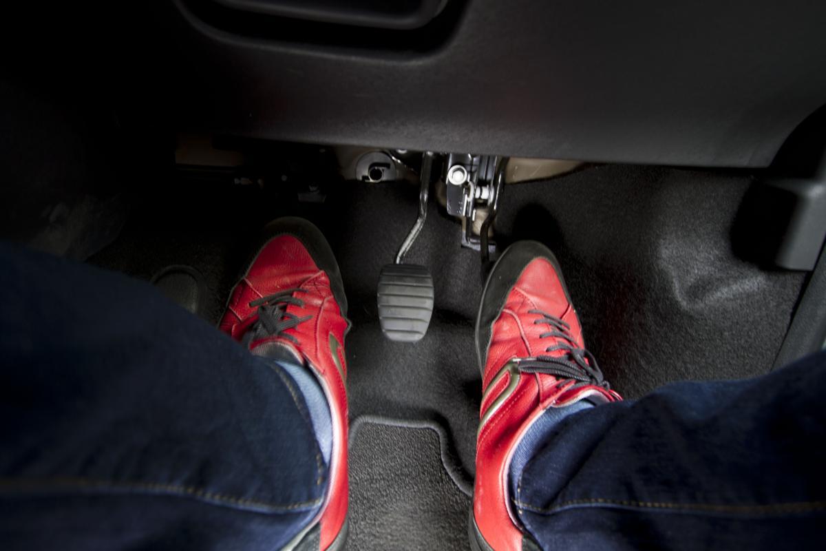 速さも燃費もatが圧倒 だがmtが楽しい というひと向けのマニュアル車を手足のように操るコツ６選 Web Cartop 自動車情報サイト 新車 中古車 Carview