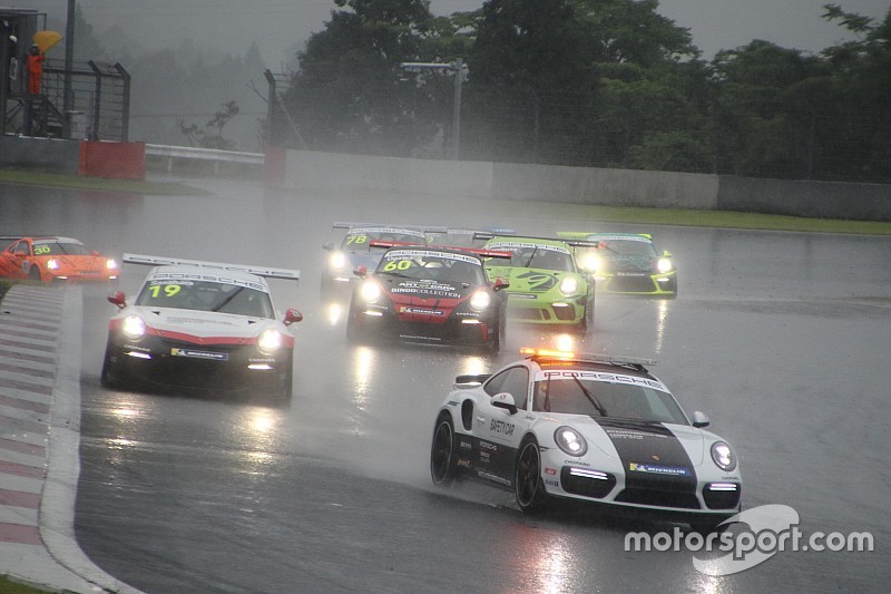 ポルシェ カレラ カップ ジャパン第7戦 大雨によりsc先導のままレース終了 笹原右京が今季4勝目 Motorsport Com 日本版 の写真 自動車情報サイト 新車 中古車 Carview
