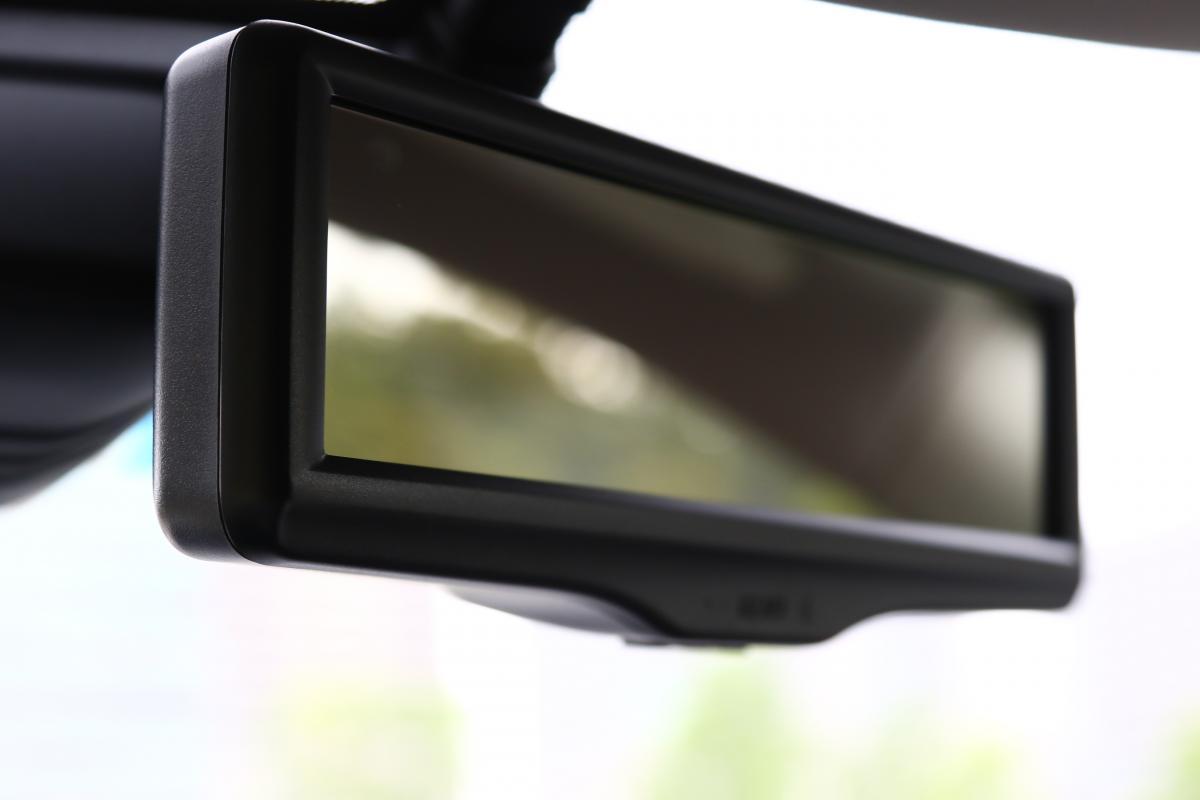 高身長の人はジャマになることも クルマのルームミラーは設置位置を動かしたり外したりしてもいい Web Cartop 自動車情報サイト 新車 中古車 Carview